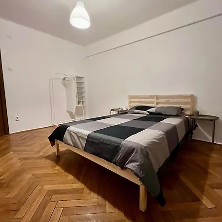 2 Bedrooms In The Heart Of The Apartment *