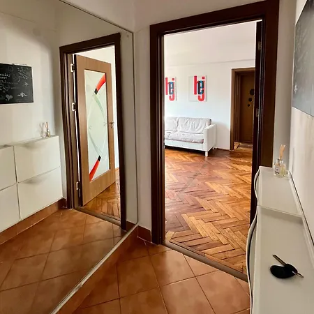 2 Bedrooms In The Heart Of The Apartment