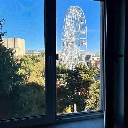 2 Bedrooms In The Heart Of The Apartment