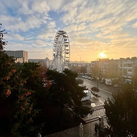 2 Bedrooms In The Heart Of The Apartment